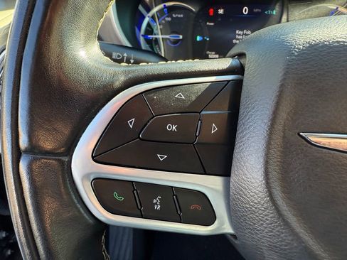 Used 2022 Chrysler Pacifica Touring-L w/ Uconnect Theater Family Group image 23