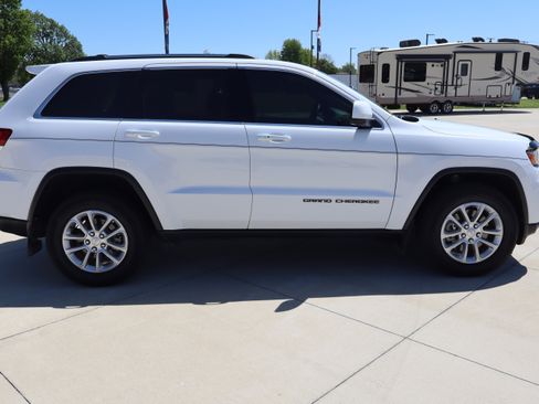 Used 2021 Jeep Grand Cherokee Laredo w/ Security & Convenience Group AWD/4WD image 4