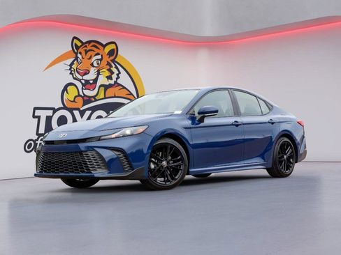 Certified 2025 Toyota Camry SE image 1