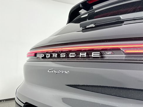 Certified 2025 Porsche Cayenne image 17