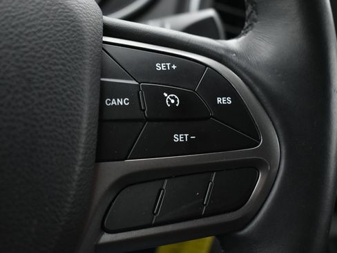 Used 2019 Jeep Cherokee Latitude w/ Cold Weather Group image 18