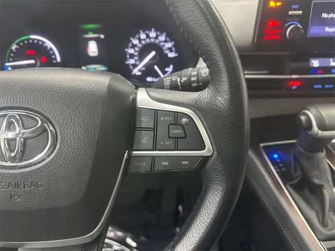 Used 2024 Toyota Sienna XLE image 27