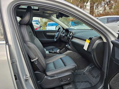 Used 2025 Volvo XC40 B5 Plus w/ Climate Package image 11