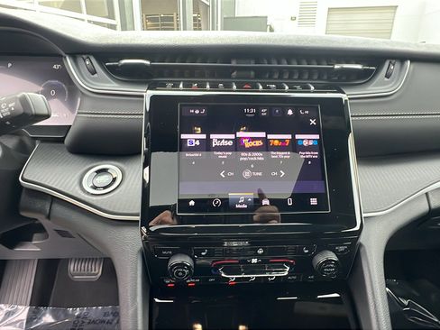 Used 2025 Jeep Grand Cherokee L Altitude image 34