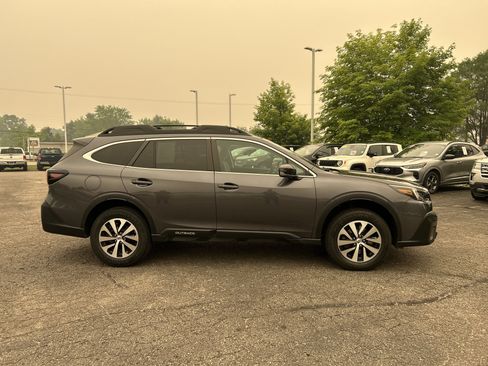 Used 2022 Subaru Outback Premium AWD/4WD image 2