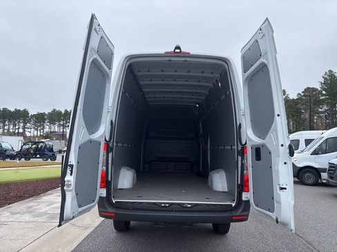 Used 2024 Mercedes-Benz Sprinter 2500 image 13