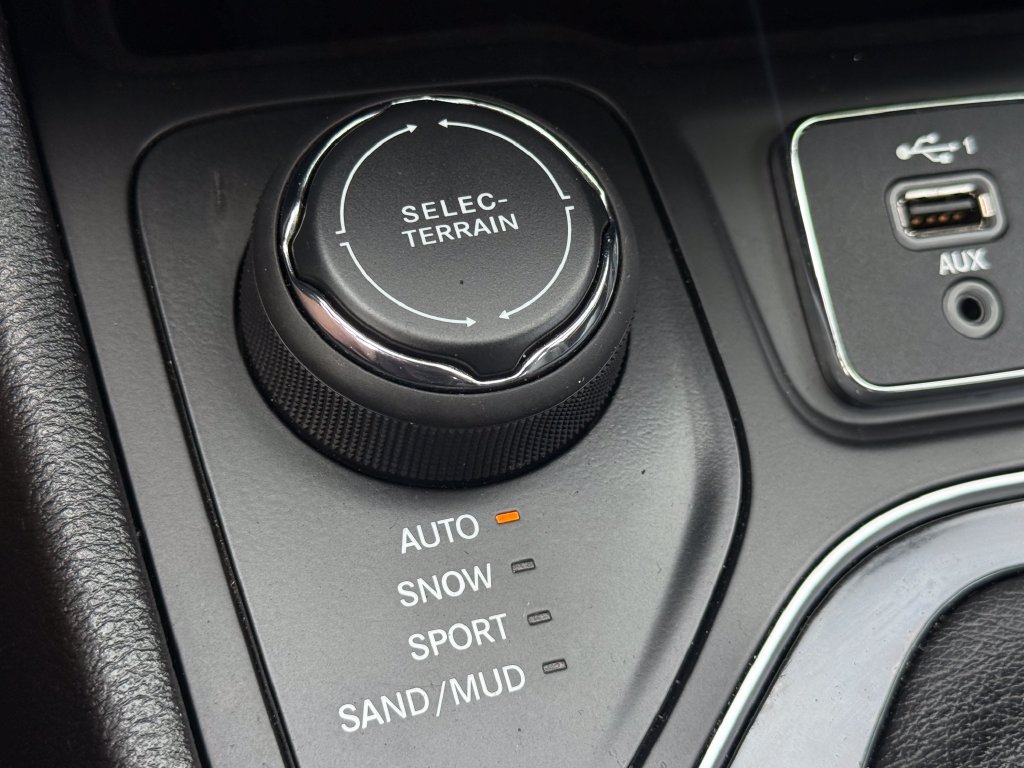 Used 2021 Jeep Cherokee Limited AWD/4WD image 5