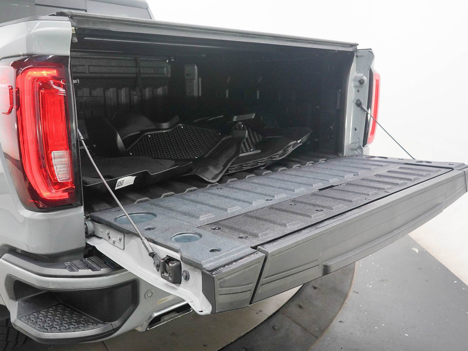 Used 2025 GMC Sierra 1500 AT4 w/ AT4 Premium Package AWD/4WD image 9