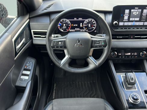 Used 2023 Mitsubishi Outlander SE FWD image 12