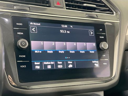 Used 2019 Volkswagen Tiguan SE w/ Panoramic Sunroof Package AWD/4WD image 14