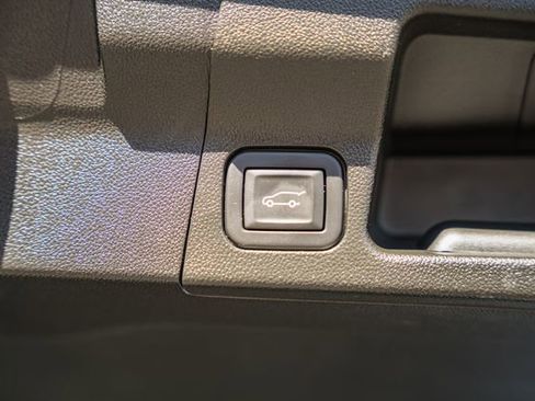 Used 2023 GMC Acadia SLE w/ Driver Convenience Package FWD image 10