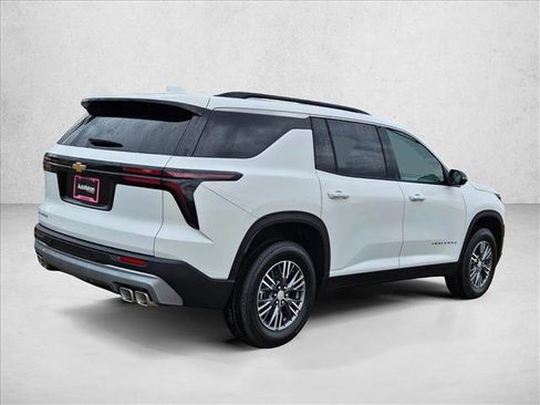 New 2026 Chevrolet Traverse LT image 2