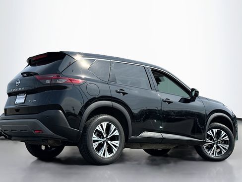 Used 2021 Nissan Rogue SV image 2