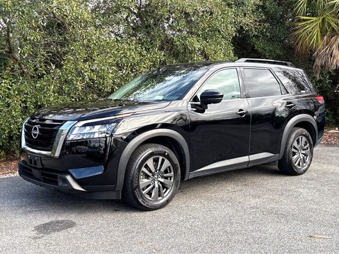 Certified 2024 Nissan Pathfinder SV image 3