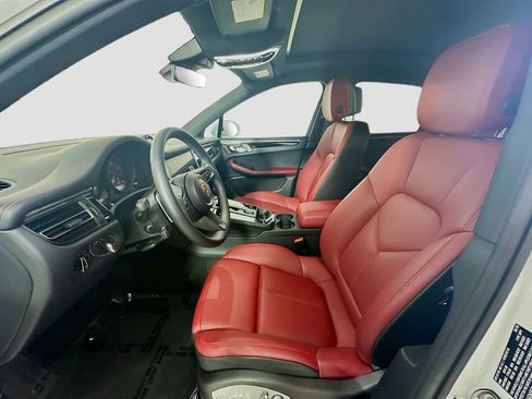 Certified 2026 Porsche Macan AWD/4WD image 5
