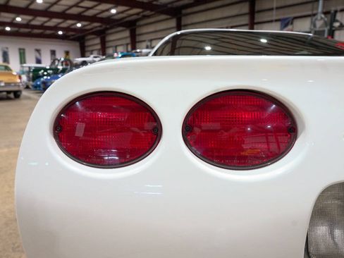 Used 1998 Chevrolet Corvette Coupe w/ Memory Pkg RWD image 37