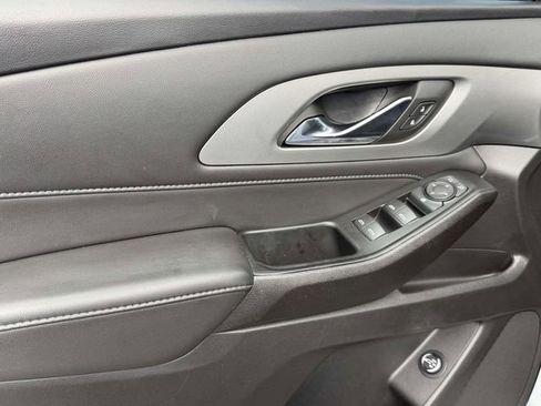 Used 2023 Chevrolet Traverse LT image 14