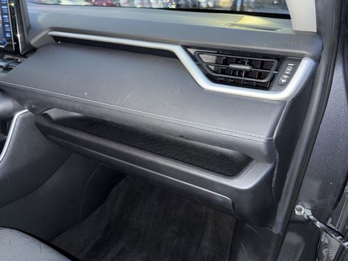 Used 2020 Toyota RAV4 XLE image 15