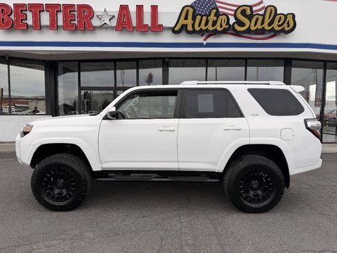 Used 2018 Toyota 4Runner SR5 AWD/4WD image 2