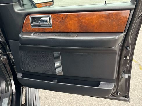 Used 2015 Lincoln Navigator 4WD image 21