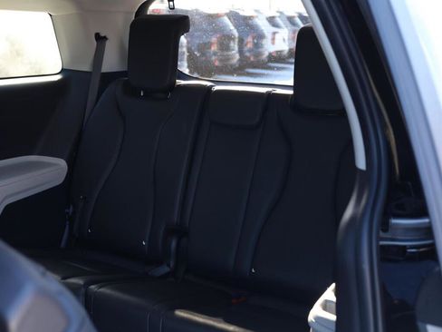 Used 2023 Kia Carnival LX image 19