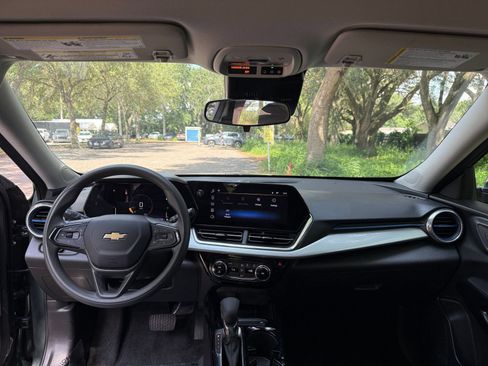 Used 2025 Chevrolet Trax LT FWD image 29