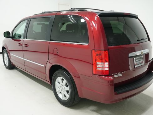 Used 2010 Chrysler Town & Country Touring image 6