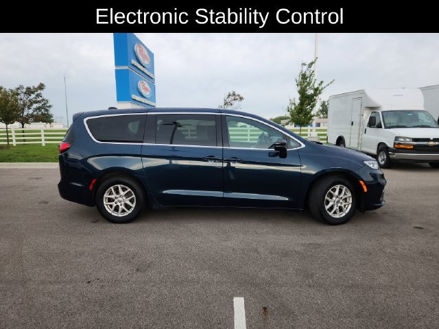 Used 2024 Chrysler Pacifica Touring FWD image 10