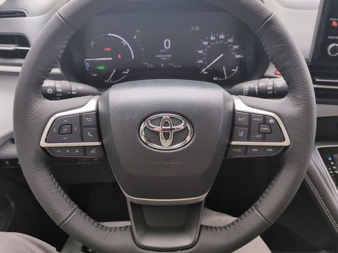 Used 2026 Toyota Sienna XLE image 21