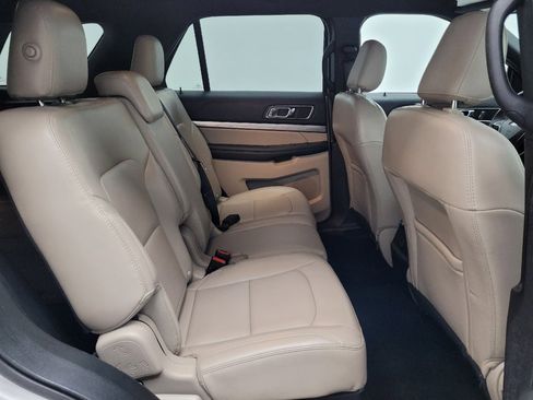 Used 2019 Ford Explorer XLT FWD image 19