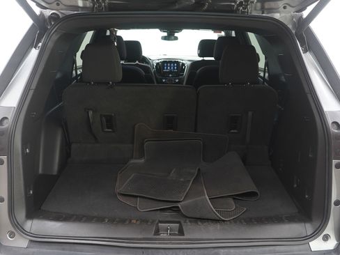 Used 2023 Chevrolet Traverse LT image 17