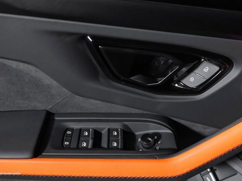 Used 2025 Lamborghini Urus SE image 23