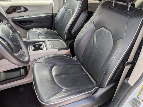Used 2023 Chrysler Pacifica Limited FWD image 38
