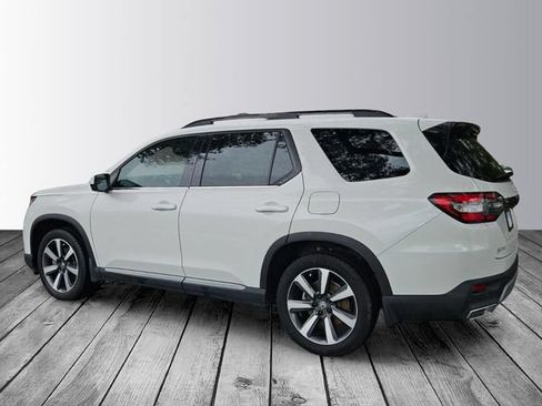 Used 2025 Honda Pilot Touring image 3