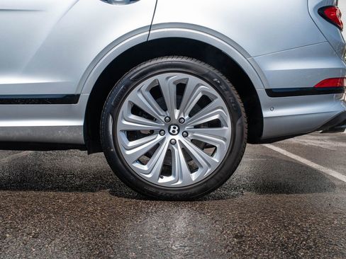 Used 2024 Bentley Bentayga image 31