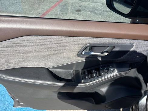 Used 2022 Nissan Rogue SV image 17