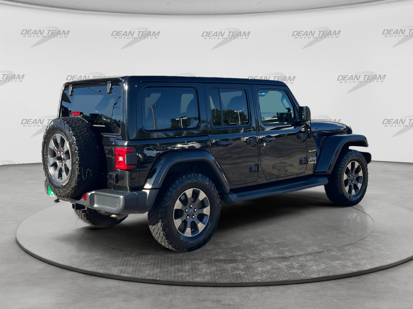 Used 2018 Jeep Wrangler Unlimited Sahara w/ Dual Top Group AWD/4WD image 7