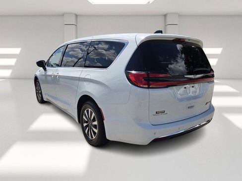 Certified 2024 Chrysler Pacifica Limited FWD image 3