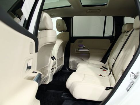 Used 2021 Mercedes-Benz GLB 250 4MATIC image 29