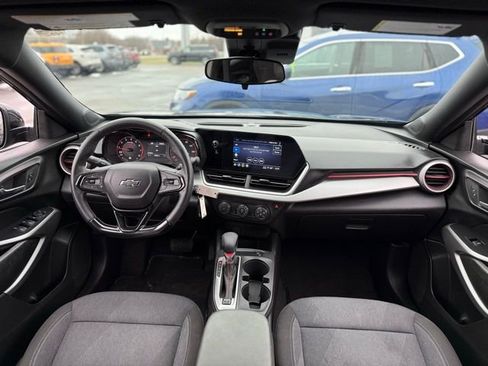 Used 2024 Chevrolet Trax RS image 3