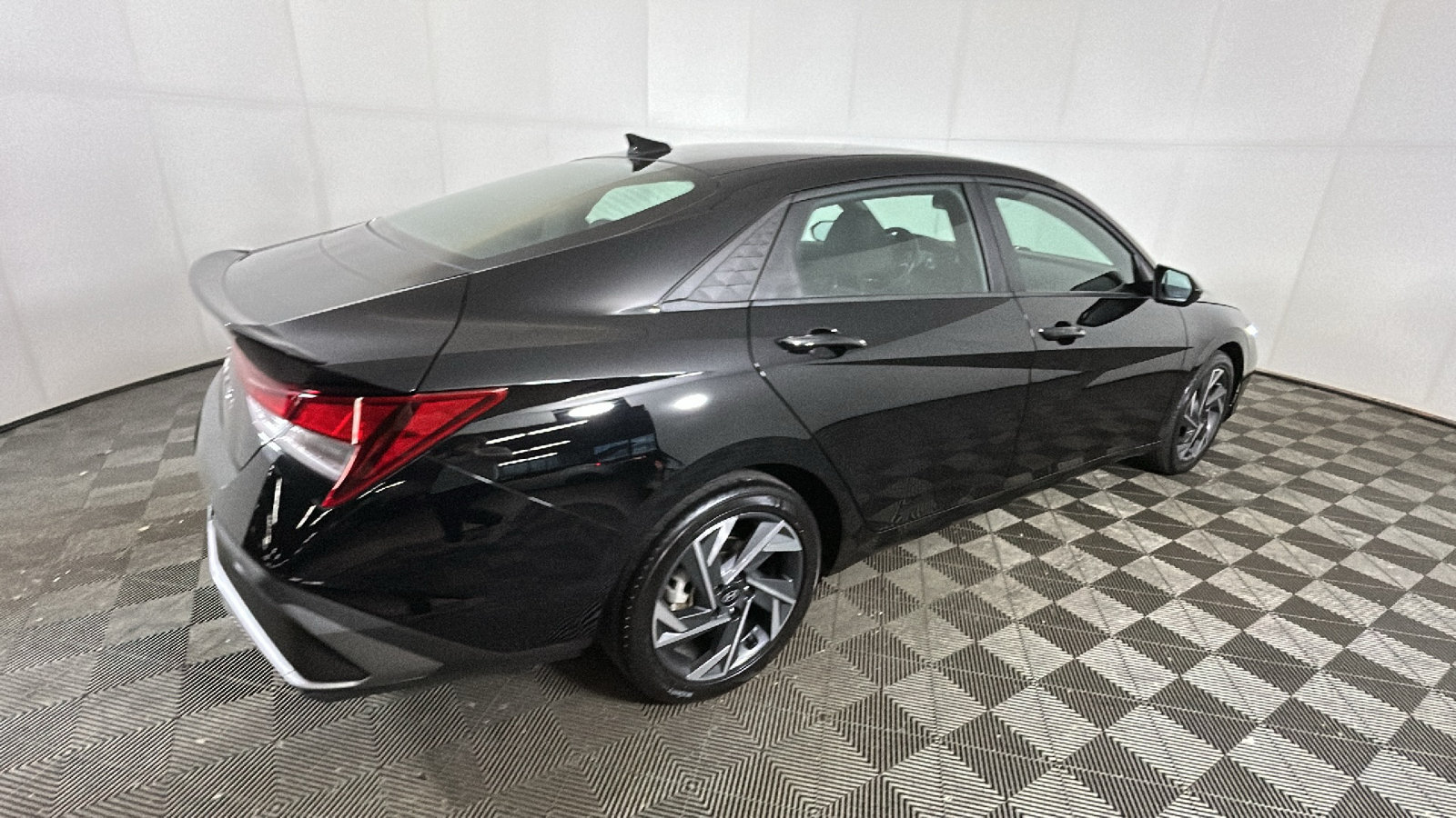 Used 2025 Hyundai Elantra Sport FWD image 3