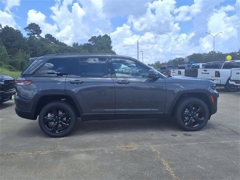 New 2025 Jeep Grand Cherokee Altitude image 2