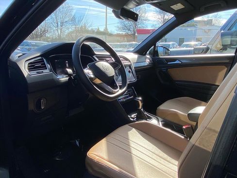 Certified 2023 Volkswagen Tiguan SE w/ Panoramic Sunroof Package image 11