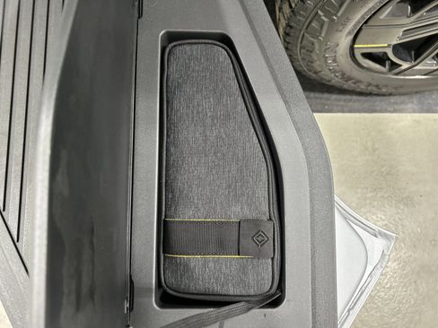 Used 2022 Rivian R1T Adventure image 32