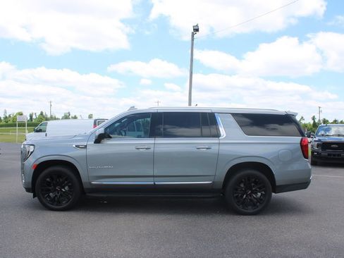 Used 2023 GMC Yukon XL SLT AWD/4WD image 6