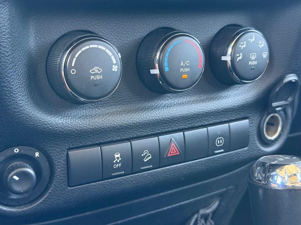 Used 2012 Jeep Wrangler Unlimited Sahara AWD/4WD image 18