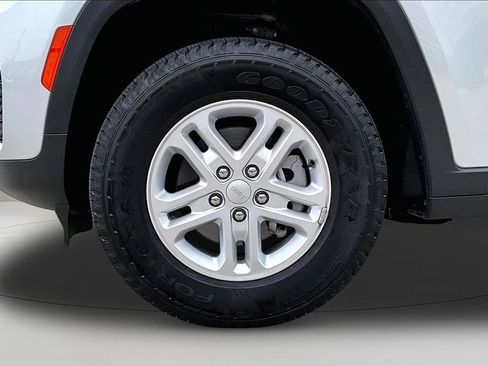 Used 2024 Jeep Grand Cherokee Laredo AWD/4WD image 33
