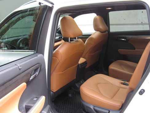 Used 2026 Toyota Highlander Limited AWD/4WD image 13