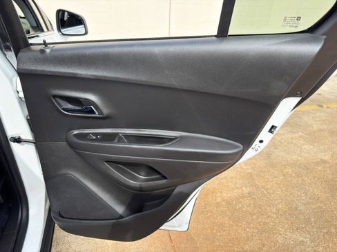 Used 2019 Chevrolet Trax LT w/ LT Convenience Package FWD image 39