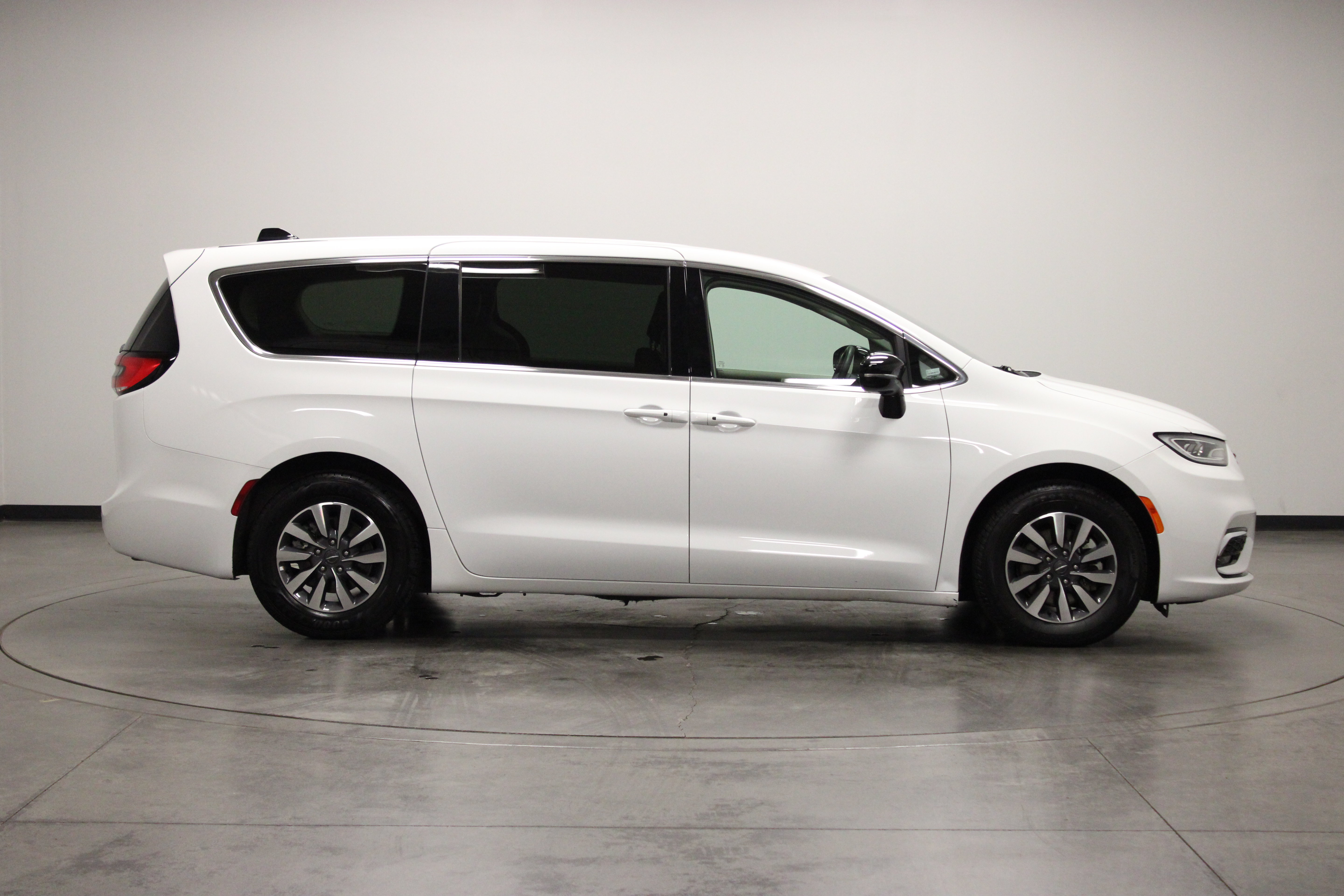Used 2024 Chrysler Pacifica Limited FWD image 9